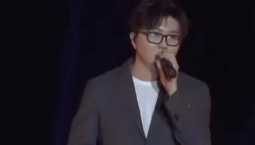 毛不易亚洲音乐盛典演唱《像我这样的人》，今天的毛老师不止一点点可爱！