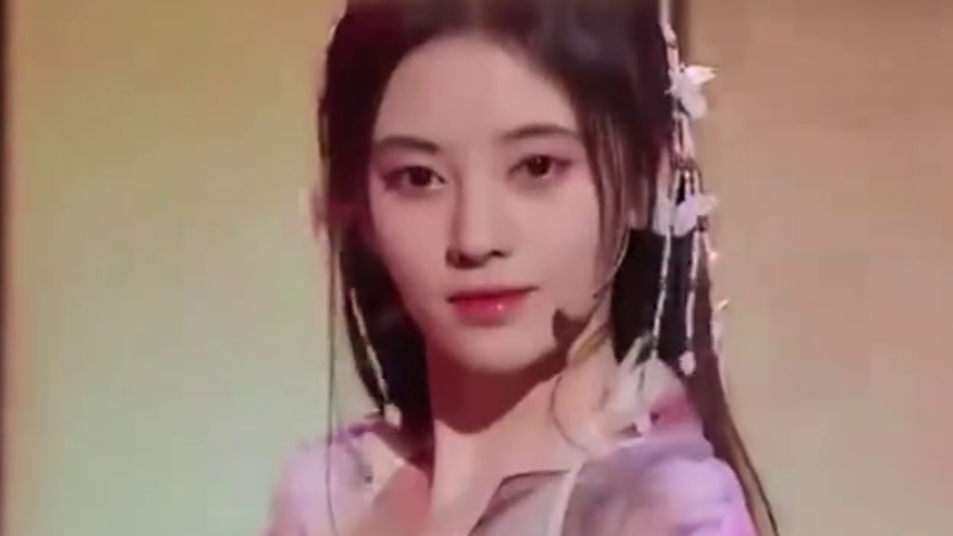 鞠婧祎《国风美少年》 一席飘逸长裙演绎《叹云兮》，唱得让人心醉！