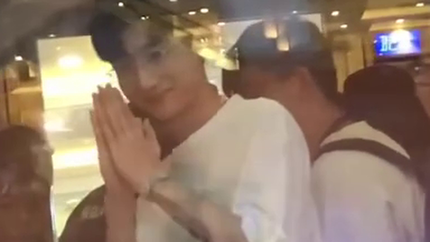 白敬亭电梯隔玻璃招手，温暖又礼貌的眼镜白，还不赶快抱走惹！