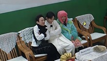 何炅上演冬季铁路时装秀