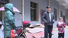 “黑户”孙儿上学难 心善“爷爷”怒斥生母太无情