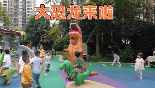 重庆爸爸为满足心愿 扮恐龙接儿子放学 