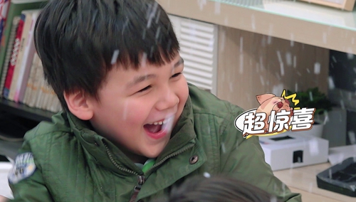 重庆爸爸的神奇哄娃妙招 居然用苏打粉在家造了场雪！