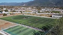 纳西族孩子用足球踢出走出大山的路