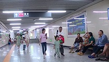 高温预警十五连发 长沙市民花式避暑
