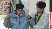 姜潮黄新淳“幼稚”玩锄头